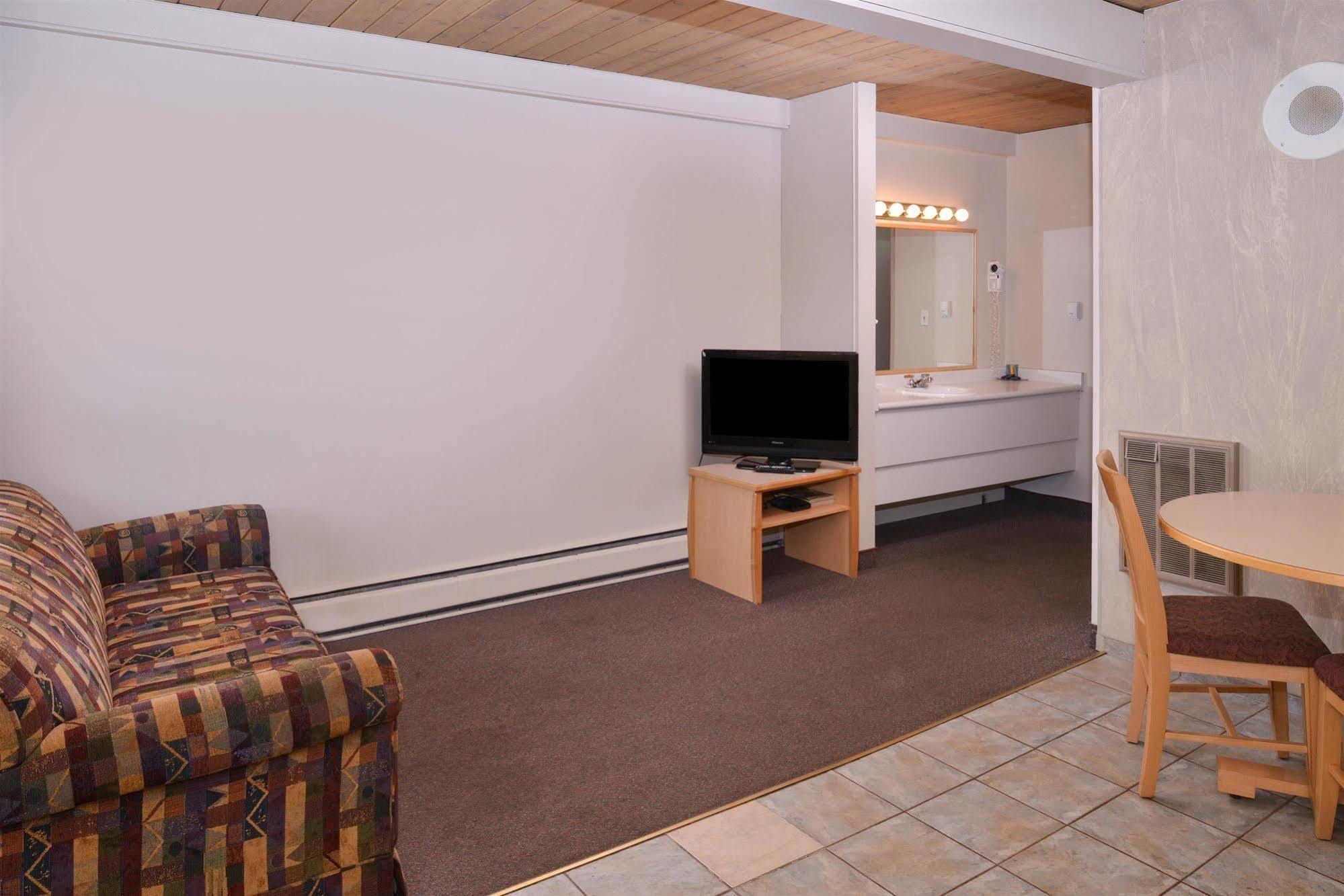 Canadas Best Value Inn And Suites Fernie Exterior photo