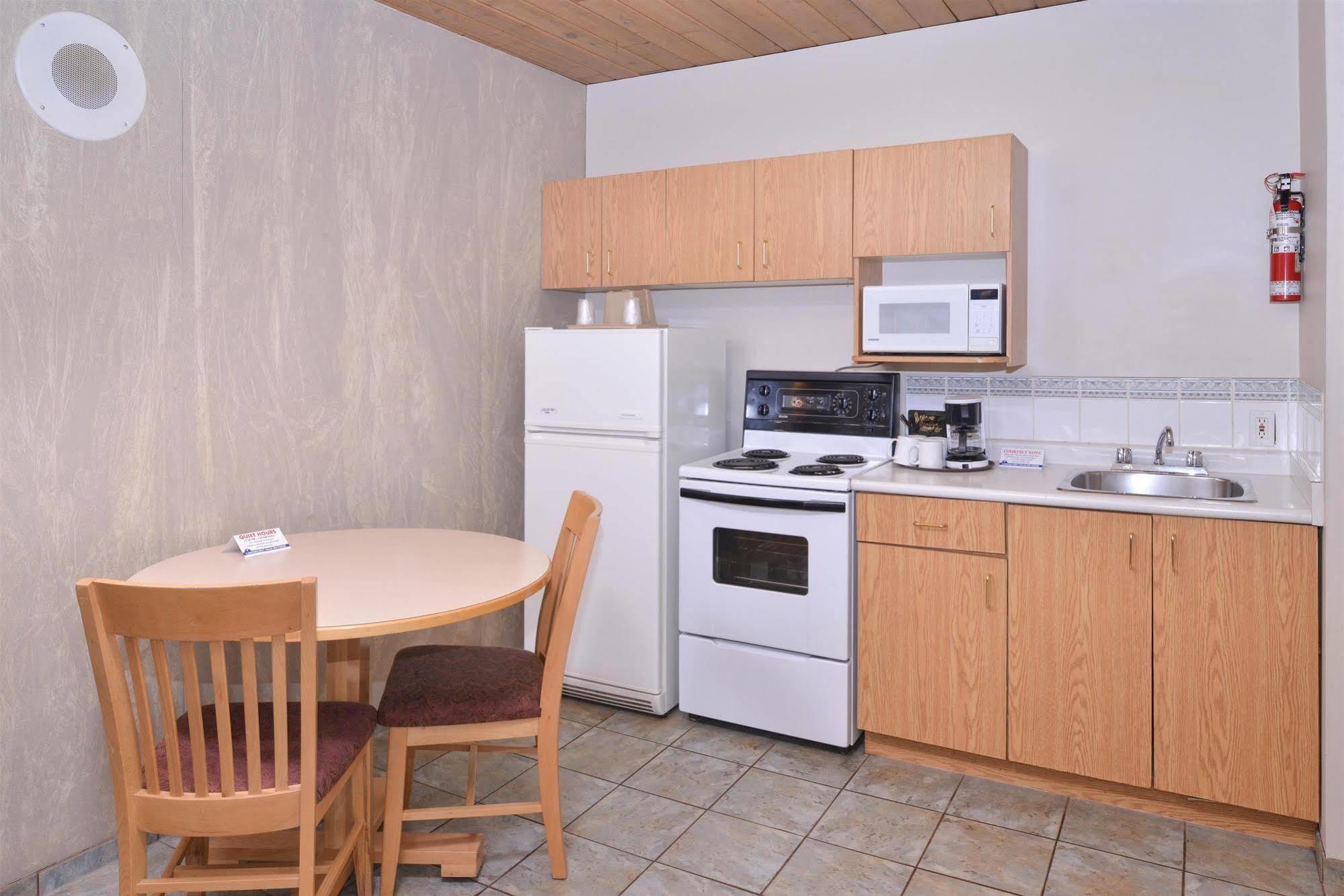 Canadas Best Value Inn And Suites Fernie Exterior photo