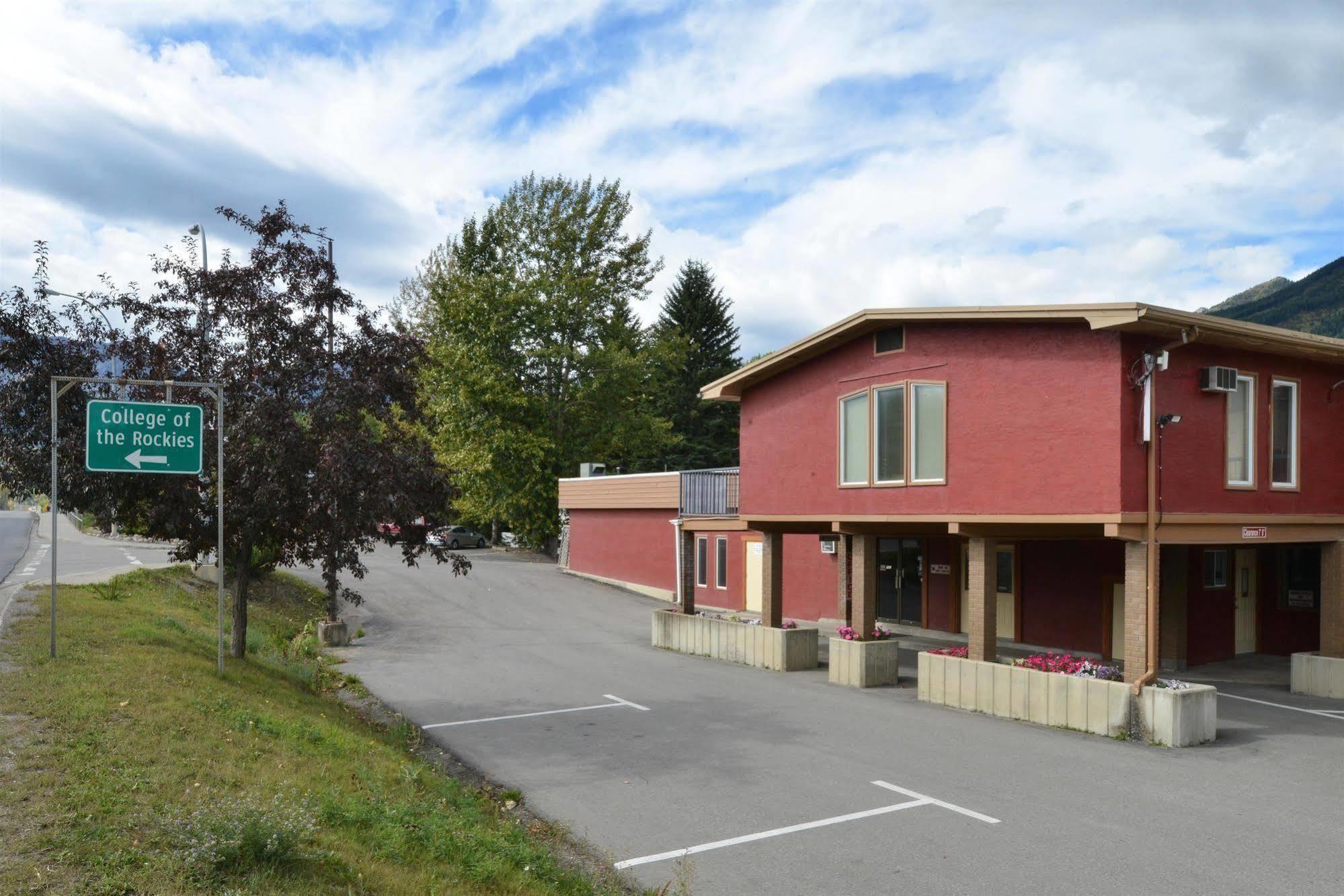 Canadas Best Value Inn And Suites Fernie Exterior photo