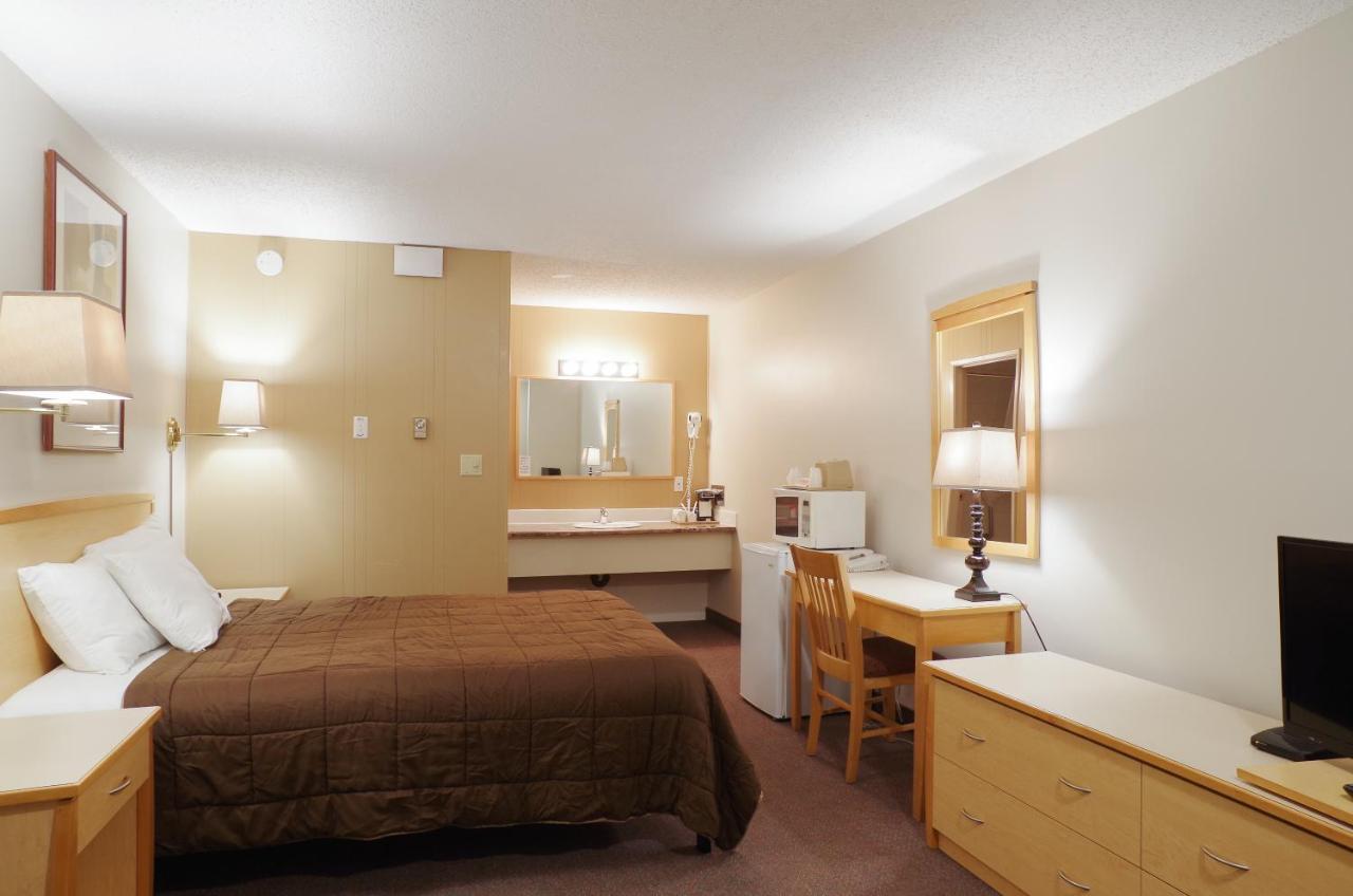 Canadas Best Value Inn And Suites Fernie Exterior photo